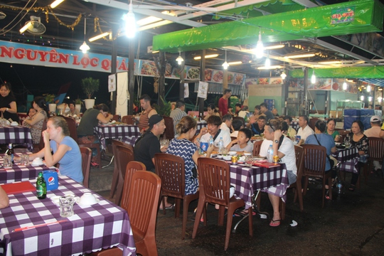 Mướt mồ hôi ở chợ đêm Phú Quốc - Ảnh 4.