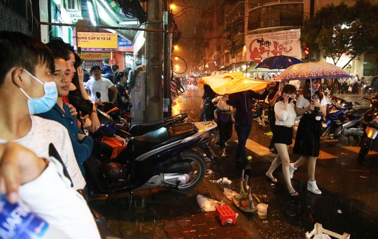 Trẻ em mệt mỏi dưới mưa trong đêm Tết thiếu nhi - Ảnh 5.