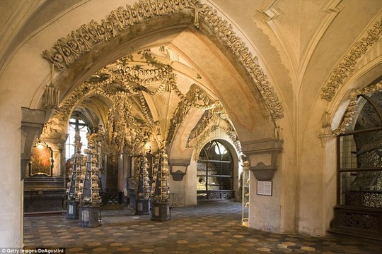 Bên trong nhà thờ trang trí bằng xương người độc nhất thế giới - Ảnh 5.