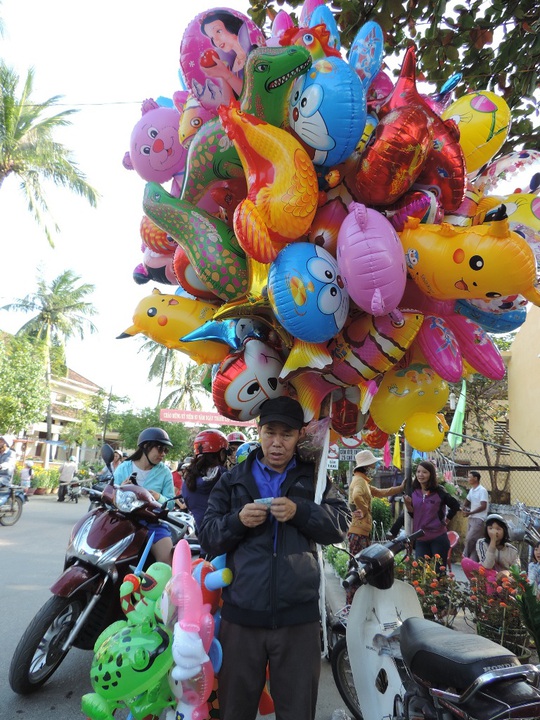 Anh Nguyễn Văn Thịnh, từ Hưng Yên đến Hội An, đã 10 năm bán bong bóng dịp Tết nguyên đán