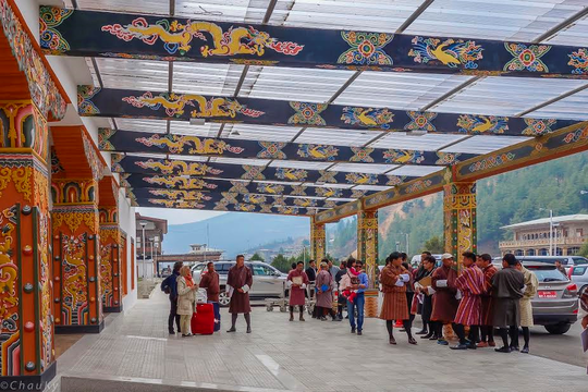 
Sân bay Bhutan với kiến trúc đặc trưng, sảnh đón gần gủi thân thiện, không nhiều người, rất trật tự và thoải mái.
