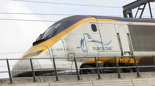 
Một người đàn ông, được cho là người di cư, đã bị điện giật chết vì leo lên nóc tàu tốc hành Eurostar. Ảnh: RT
