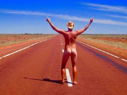 Một trong số những bức ảnh trên trang Get Naked Australia. Trong ảnh là một anh chàng trên đường cao tốc Stuart ở vùng Lãnh thổ phía Bắc của Úc. Ảnh: Instagram