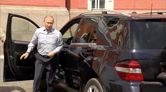 Vị khách bí ẩn trong xe của ông Putin - Ảnh 1.
