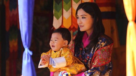 
Hoàng hậu Jetsun Pema và con trai. Ảnh: FACEBOOK
