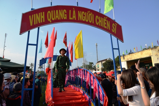 Hơn 2.400 thanh niên Quảng Ngãi lên đường nhập ngũ. Ảnh: Tử Trực