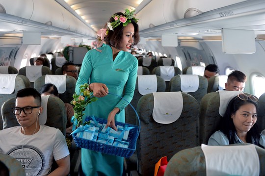 
Các tiếp viên tặng quà là các thanh sô-cô-la cho toàn bộ hành khách trên chuyến bay “Fly with Heart”
