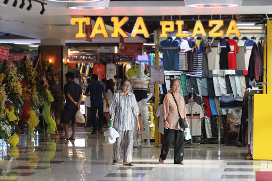 ... và một khu mua sắm Taka Plaza với hơn 400 gian hàng lớn nhỏ