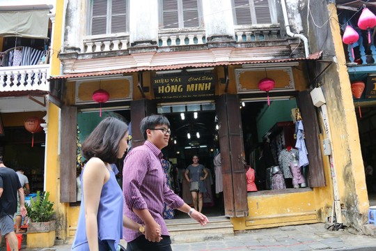 Nhà thờ tộc Tạ trên đường Trần Phú đang được tận dụng làm hiệu vải