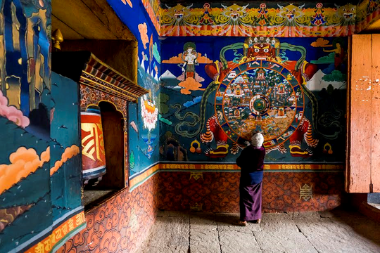 
Một người già xem và chiêm nghiệm cuộc sống và luân hồi. sảnh vào Rinpung Dzong

