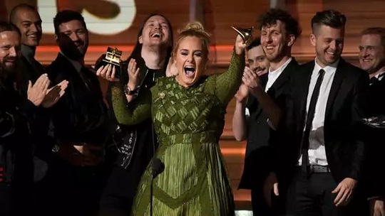 Adele đã bẻ cúp vàng, chia sẻ cho Beyonce