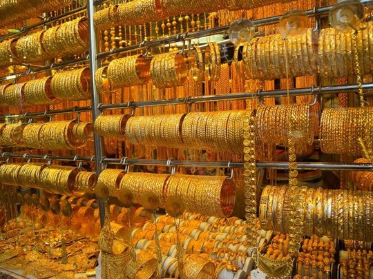 Cận cảnh quầy bán vàng tính theo cân ở Dubai