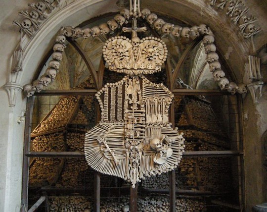 Bên trong nhà thờ trang trí bằng xương người độc nhất thế giới - Ảnh 7.