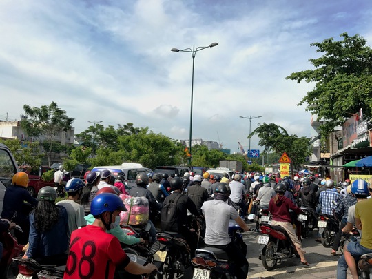 Hỗn loạn trên đường Phạm Văn Đồng - Ảnh 4.