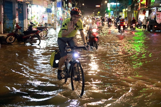 Sài Gòn hụp lặn trong nước ngập đêm đầu tuần - Ảnh 4.