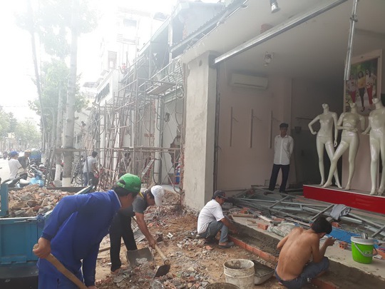 
Người dân tháo dỡ phần lấn chiếm trên đường Bác Sĩ Yersin, TP Thủ Dầu Một, tỉnh Bình Dương Ảnh: Như Phú
