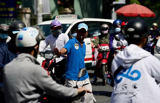 
“Hiệp sĩ” giao thông Nguyễn Văn Linh, người thợ rửa xe hơn 11 năm “giải cứu” kẹt xe Ảnh: HOÀNG TRIỀU
