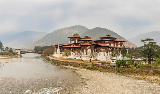 
Punakha Dzong nhìn từ nơi giao nhau của hai sông Trống và Mái
