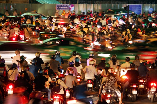 Các lô cốt phục vụ công trình cầu vượt ở vòng xoay Nguyễn Thái Sơn, thu hẹp diện tích mặt đường khiến lượng phương tiện lưu thông qua đây ùn ứ. Theo ghi nhận, cả tháng nay cứ tầm 17 giờ 30 mỗi ngày là ùn ứ bắt đầu xảy.