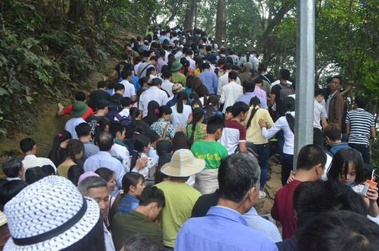 
Khu di tích đền Hùng rất đông người dân đổ về đây hành lễ trong ngày Giỗ Tổ
