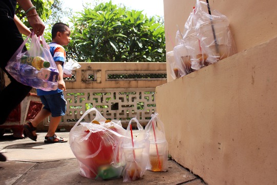 
Nhiều người thiếu ý thức vứt rác lung tung trước cổng đền Hùng.
