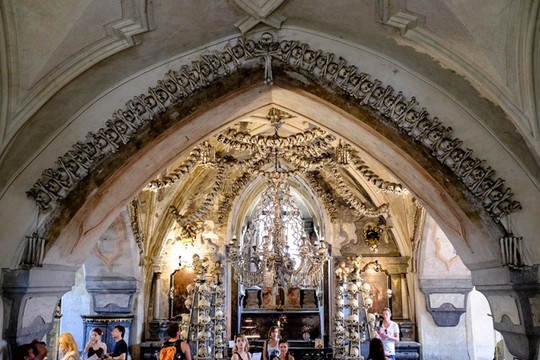 Bên trong nhà thờ trang trí bằng xương người độc nhất thế giới - Ảnh 8.