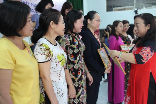 Bà Võ Thị Minh Phượng, Phó Ban Nữ công LĐLĐ TP HCM, trao giấy khen cho nữ CNVC-LĐ đạt thành tích 2 giỏi