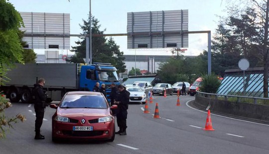 Cảnh sát tại sân bay Cointrin ở Geneva - Thụy Sĩ xử lý cảnh báo bom từ cô vợ ghen tuông của một hành khách ngoại tình Ảnh: REUTERS