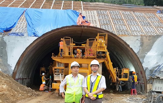 ThS Nguyễn Đức Toản (bìa phải) tại công trình hầm Cù Mông Ảnh: NGUYỄN TÂM