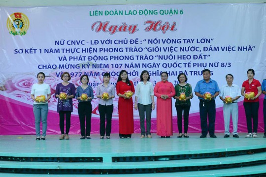 Công đoàn cơ sở nhận heo đất về nuôi nhằm tạo nguồn cho chương trình học bổng Nguyễn Đức Cảnh