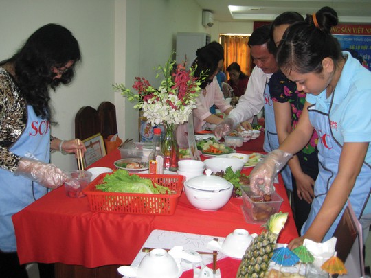 Các thí sinh tham gia hội thi nấu ăn do Công đoàn Tổng Công ty Văn hóa Sài Gòn tổ chức