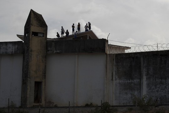 
Các phạm nhân đứng trên nóc nhà tù Alcacuz. Ảnh: AP

