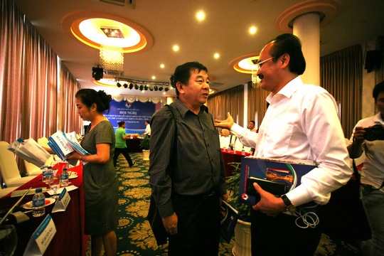 
Chủ tịch VPF Võ Quốc Thắng (phải) trao đổi với Trưởng Ban Trọng tài Nguyễn Văn Mùi bên lề một hội nghị của Ban Chấp hành VFF Ảnh: Quang Liêm
