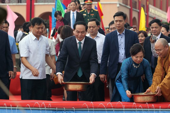 
Chủ tịch nước Trần Đại Quang thả cá chép tiễn ông Công, ông Táo trên kênh Tàu Hủ
