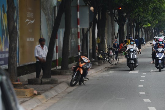 
Không chỉ lén lút ở những gốc cây, góc đường vắng vẻ mà thậm chí ngay trên nhiều tuyến đường tấp nập như Nguyễn Hữu Cảnh (quận Bình Thạnh, TP HCM), nhiều người vẫn vô tư tè bậy.
