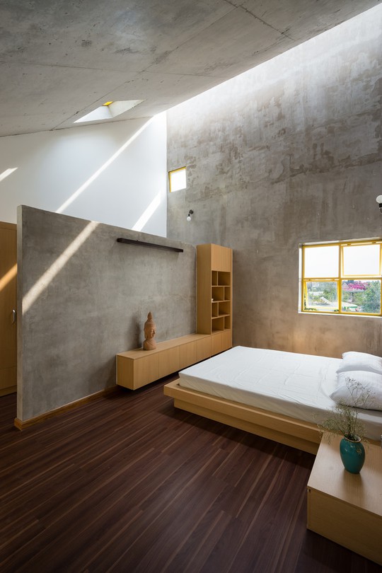 
Phòng ngủ chính của công trình với những mảng tưởng màu bê tông thô độc đáo.

