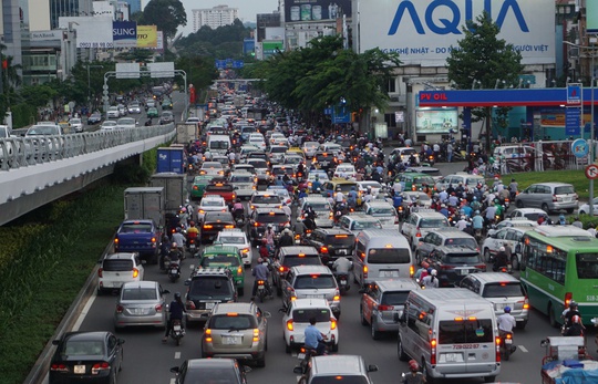 Cửa ngõ sân bay Tân Sơn Nhất hỗn loạn vì sự cố giao thông - Ảnh 4.