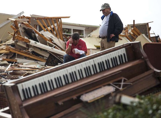 
Một người đàn ông ngồi thất thần bên căn nhà đổ nát ở hạt Alde, bang Georgia, hôm 22-1. Ảnh: AP
