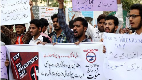 Một số nhóm tôn giáo tại Pakistan lên án ngày Valentine. Ảnh: EPA