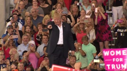 Ông Donald Trump chỉ trích truyền thông tại sự kiện ở Florida. Ảnh: APTN