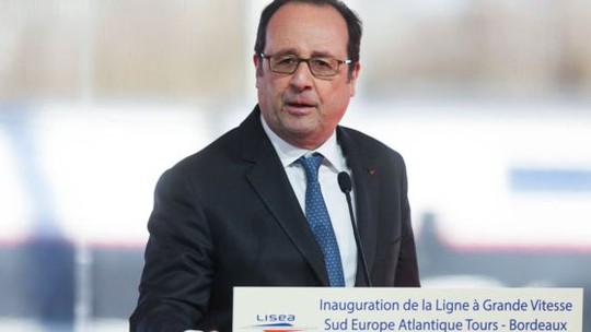 
Tổng thống Hollande ngừng phát biểu khi tiếng súng nổ ra. Ảnh: BBC
