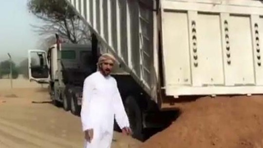 
Thái tử Al Maktoum đứng bên cạnh chiếc xe chở cát trong đoạn video. Ảnh: Instagram
