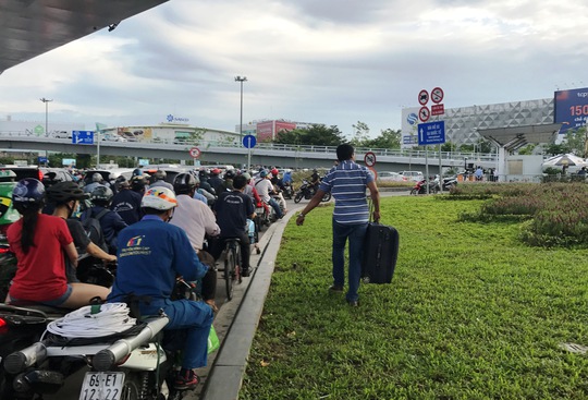 Cửa ngõ sân bay Tân Sơn Nhất hỗn loạn vì sự cố giao thông - Ảnh 8.