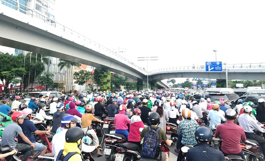 Cửa ngõ sân bay Tân Sơn Nhất hỗn loạn vì sự cố giao thông - Ảnh 7.