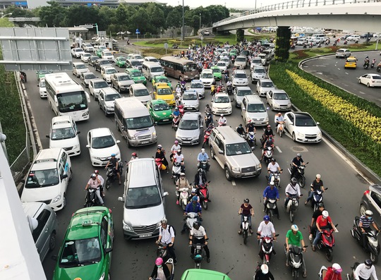 Cửa ngõ sân bay Tân Sơn Nhất hỗn loạn vì sự cố giao thông - Ảnh 3.