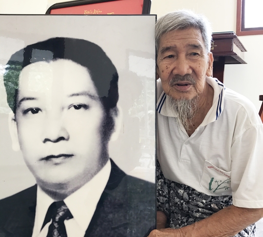 Tác giả Việt Thường bên di ảnh của cha mình - tác giả Trần Hữu Trang