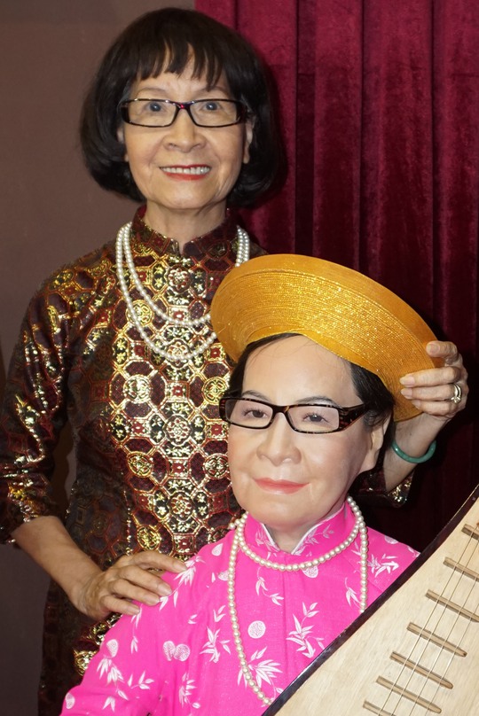Nhà giáo ưu tú - nhạc sĩ Phạm Thúy Hoan bên bức tượng sáp của bà