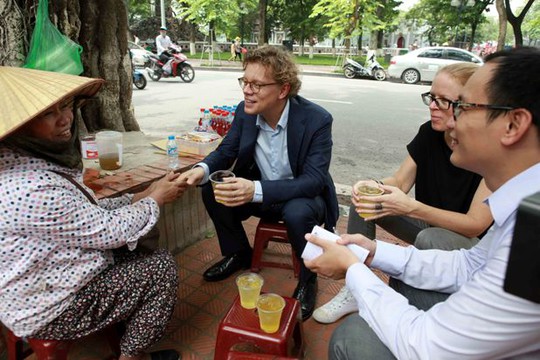 Đại sứ Thụy Điển Pereric Högberg trò chuyện với một chủ hàng trà đá bên bờ hồ Hoàn Kiếm - Ảnh: Trần Việt