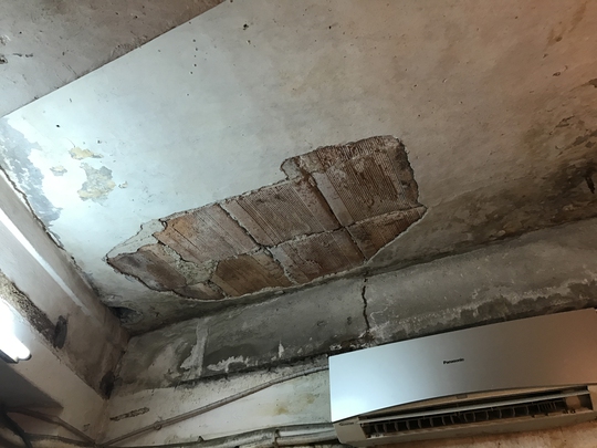 Những vết nứt của mảng trần nhà hậu trường rạp Công Nhân có nguy cơ sụp đổ bất cứ lúc nào