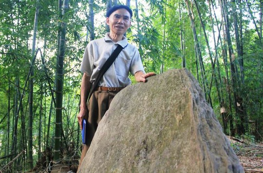 
Dù đã tốn rất nhiều thời gian tìm hiểu những ngôi mộ đá cổ này nhưng ông Phạm Văn Ngoằng vẫn chưa lí giải được những tảng đá lớn này ở đâu đến

 
